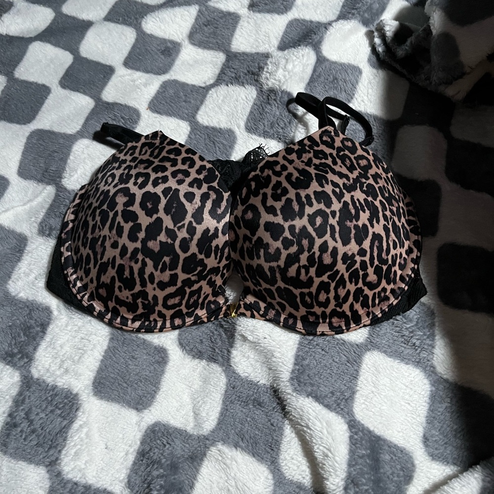 32DD Victoria Secret Push up bra